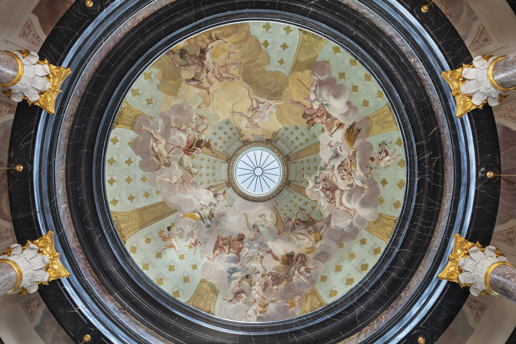 Schloss Biebrich, Decke des Hauptsaals der Rotunde: Götterversammlung und Aufnahme des Aeneas in den Olymp