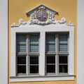 Löbau, Haus Altmarkt 17 (sog. "Goldenes Schiff"), Detail der Südfassade: Fenster mit Relief eines stehenden Ankers