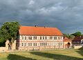 Schloss Hue de Grais Straßenseite 2022 nach Anbringung barocker Gitter