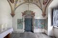 Wand mit Inschrift und Kreuzigung