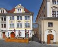 Löbau, Haus Altmarkt 17 (sog. "Goldenes Schiff"), Ansicht von Süden mit dem im 21. Jahrhundert geschaffenen Verbindungsgang zum Rathaus