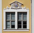Löbau, Haus Altmarkt 17 (sog. "Goldenes Schiff"), Detail der Südfassade: Fenster mit Relief eines schräg liegenden Ankers