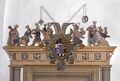 Hasenhaus, Erstes Obergeschoß, Saal, Tür 6, Tanz mit Kranz